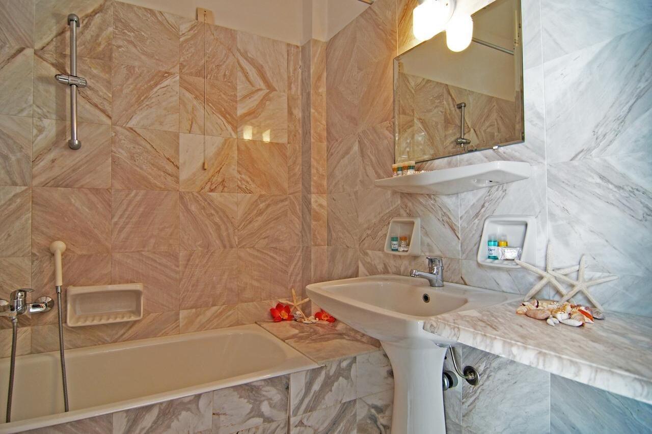 Alex Hotel Тоурлос Экстерьер фото